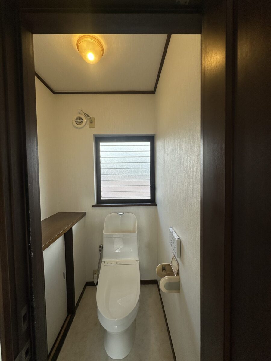 広島県福山市・H様邸｜ウォシュレット導入で快適に！トイレ交換（ZJ）・壁とCFの張り替え (1)